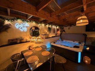 Flamingo Retreat with Hot Tub and private Garden - 9