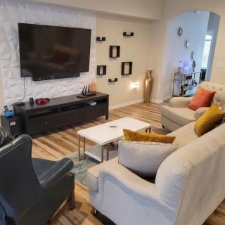 Stylish 3 Bedroom retreat near Downtown and Outlet - 9