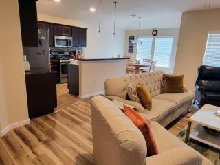 Stylish 3 Bedroom retreat near Downtown and Outlet - 6