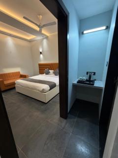 Hotel The Grand Crysta - 4