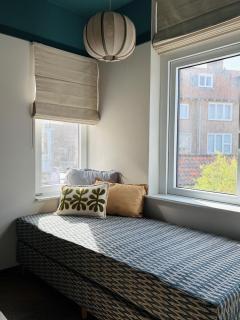 Villa Westerstraat, Cozy Beachside Getaway with Sauna, outside area and parking spot - 6