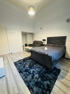 Exec Apartment 2BR Next to Queens & Hampden Park - 6