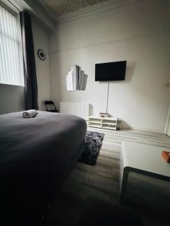 Exec Apartment 2BR Next to Queens & Hampden Park - 7
