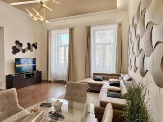 Steps from Basilica - Art-Filled Loft - 4