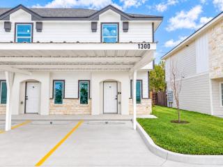 Hummingbird Apt 17 - Renovated Townhome near DHR - 0