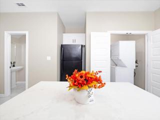 Hummingbird Apt 17 - Renovated Townhome near DHR - 5