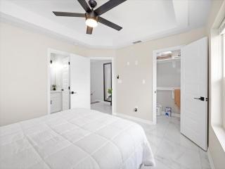 Hummingbird Apt 17 - Renovated Townhome near DHR - 3