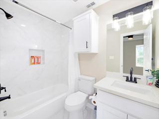 Hummingbird Apt 17 - Renovated Townhome near DHR - 2
