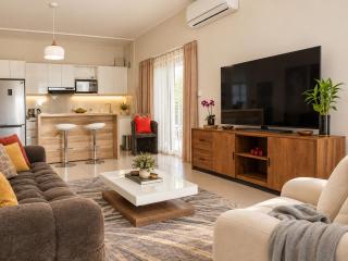 Modern 2-Bed Sleeps 4 with Balcony - 2