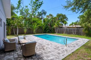 Sleeps 8 Private Pool Dog Friendly Balcony - 0