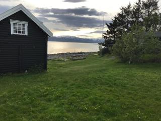 Cozy cabin by the waterfront - 20 minutes from the city center - 2