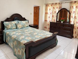 Montego Bay 3-Bed Home Sleeps 6 Parking & Garden - 6
