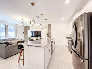 Homey 4BR Townhouse with Waterpark & Private Pool - 7
