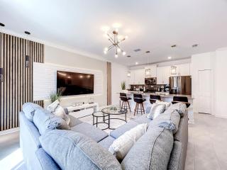 Homey 4BR Townhouse with Waterpark & Private Pool - 8