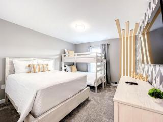 Homey 4BR Townhouse with Waterpark & Private Pool - 6