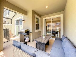 Homey 4BR Townhouse with Waterpark & Private Pool - 2