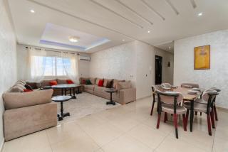 Large Modern 3-Bedroom Apartment, Pool & Private Parking - 0