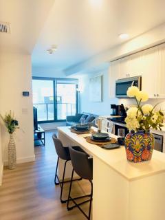 Downtown Condo, Stylish & Comfy - 0