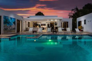 Private 4 BR, Secluded, Lg Pool Lawn, Fenced - 0