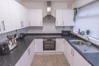 4-Bed Derby House, Sleeps 8, Near City Centre - 4