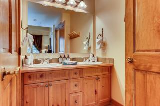 Beautiful 2 Bedroom Mountain Condo In River Run Village With Hot Tub Access And Walking Distance To The Gondola - Keystone - 4