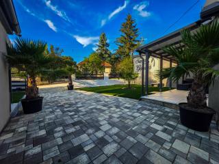 Sunny Garden Apartment - 4