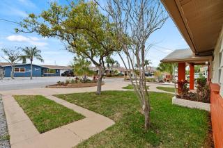 Canal Front Home & Pool Sleeps 12 - 6