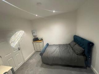 Cozy Cannock Retreat - 3 Bedroom 2 Bathroom - 8