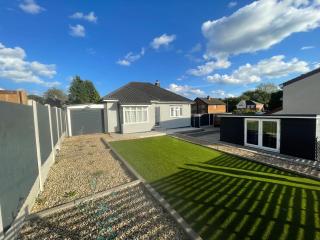 Cozy Cannock Retreat - 3 Bedroom 2 Bathroom - 3