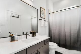 Rooftop Downtown Home - 2 mins from restaurants, parks and leisure centres - 4