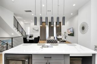 Rooftop Downtown Home - 2 mins from restaurants, parks and leisure centres - 9