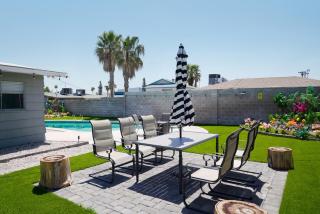 Cozy Home with PoolJacuzzi-Central Location - 4