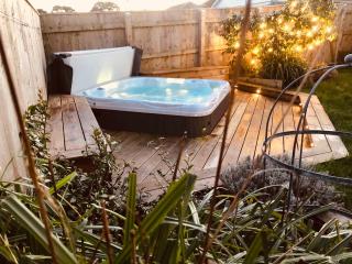 The Cuckoo's Retreat - Luxurious home with private garden & jacuzzi - 9