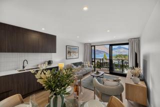 3 Bathrooms, Air Con Throughout, 10m Walk To Town - 9