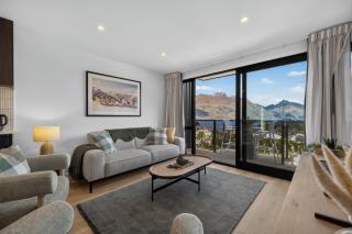 3 Bathrooms, Air Con Throughout, 10m Walk To Town - 2