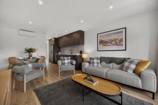 3 Bathrooms, Air Con Throughout, 10m Walk To Town - 1