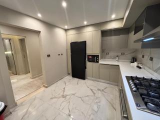Spacious and luxurious 4-bedroom apartment in a prime location in Mohandeseen - 8