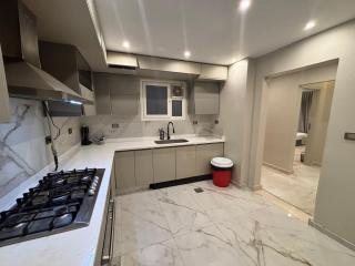 Spacious and luxurious 4-bedroom apartment in a prime location in Mohandeseen - 4
