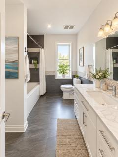 Sunny and beautify 2BR, Private entrance - steps to subway - 7