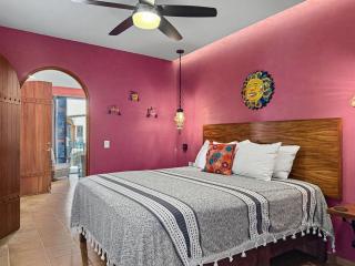 Ivan's Bella Vista Top-Floor 2BR, Ocean Views, Heated Pool, Walk to Malecón - 7