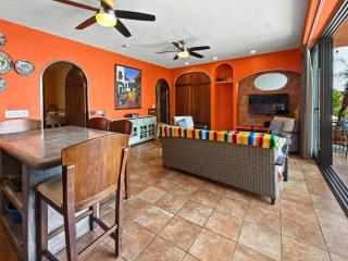 Ivan's Bella Vista Top-Floor 2BR, Ocean Views, Heated Pool, Walk to Malecón - 4