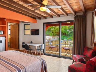Jonathan's Lugar Cozy Studio, Artisan Tiles, Heated Pool, Walk to Malecón - 2