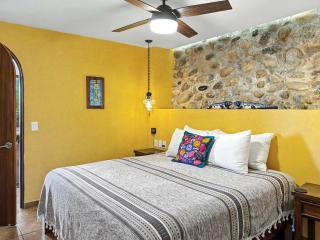 Curiel's Retreat 2BR, Private Terrace, Heated Pool, Walk to Malecón & Beach - 6