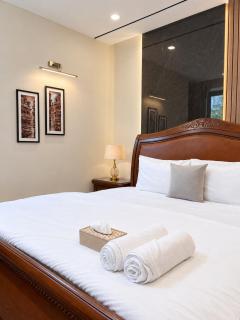 Zeta Suites 3BR with City View & Pool Access - 4