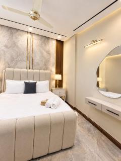 Zeta Suites 3BR with City View & Pool Access - 7