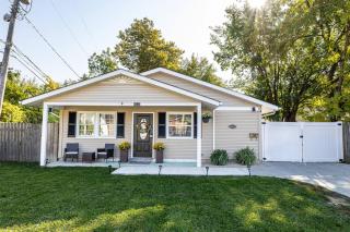 Stylish Cleveland Getaway Near Airport - 8