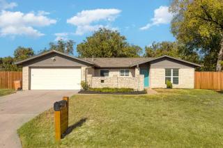3BR Retreat in Austin with Massage chair and Firepit - 9
