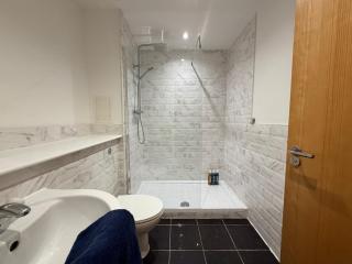 Spacious City Flat with Free Parking next to SEC Hydro - 4
