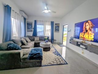 Savannah's Charm- Cozy & Comfort Home in Paradise Mins from Beach - Runaway Bay - 0