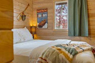 Cute Whitefish Cabin with Hot tub - 2